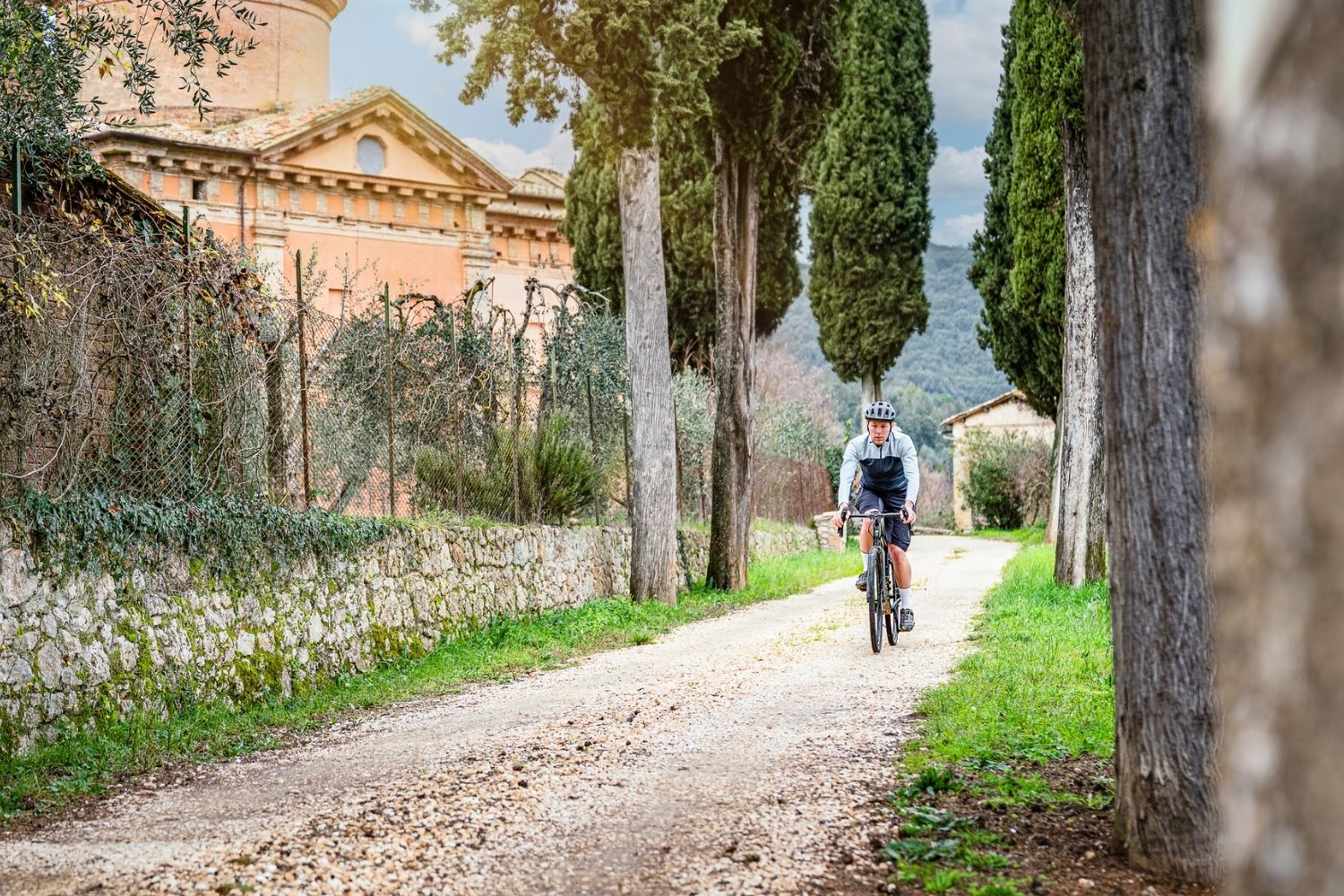In sella sulle strade bianche verso un'abbazia