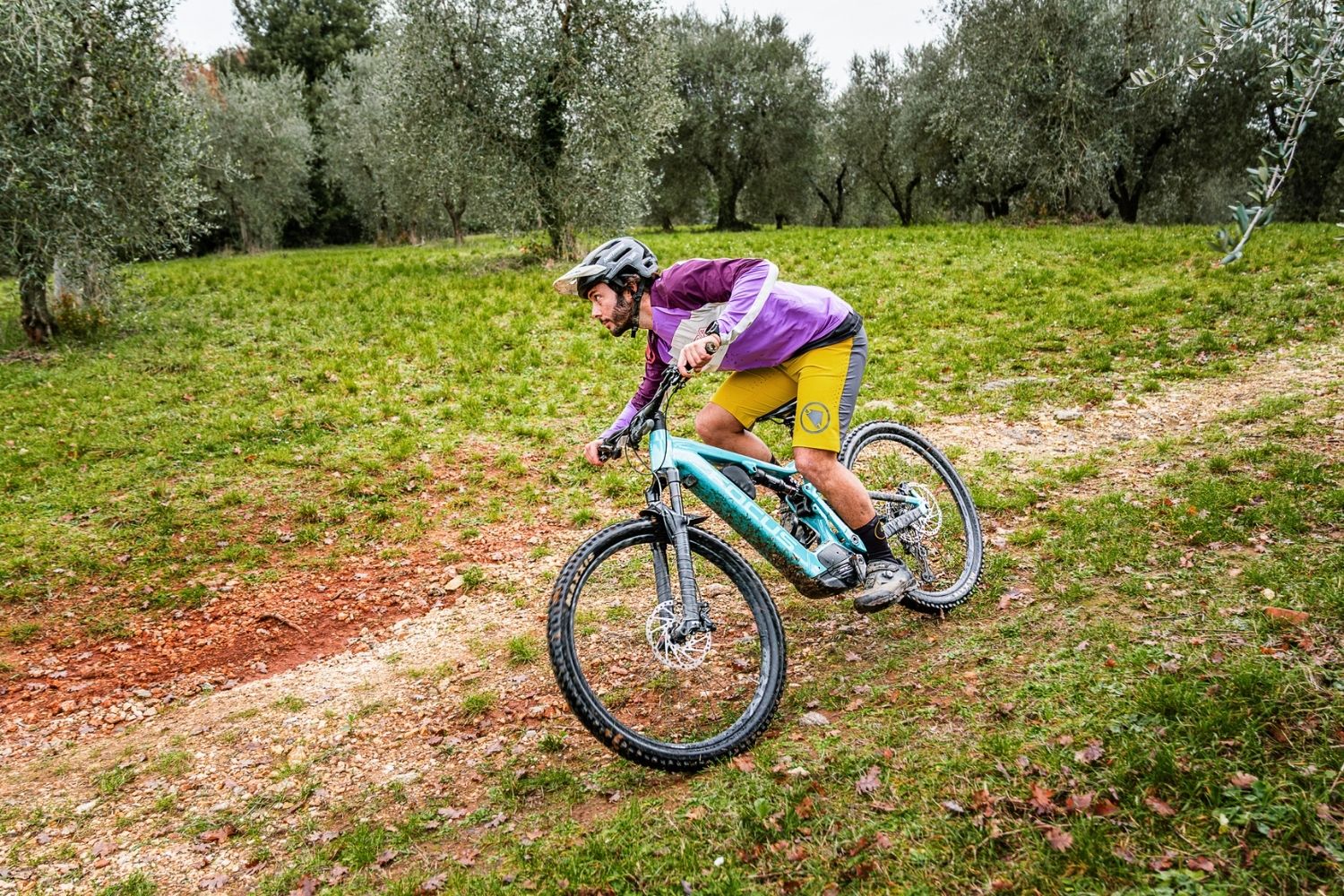 Salita in e-MTB sullo sterrato