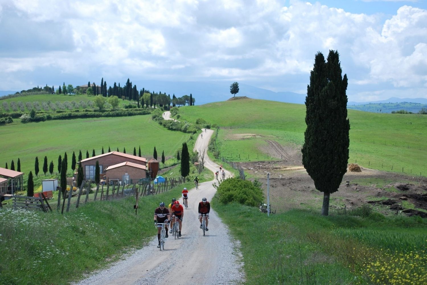 In MTB su una strada bianca panoramica
