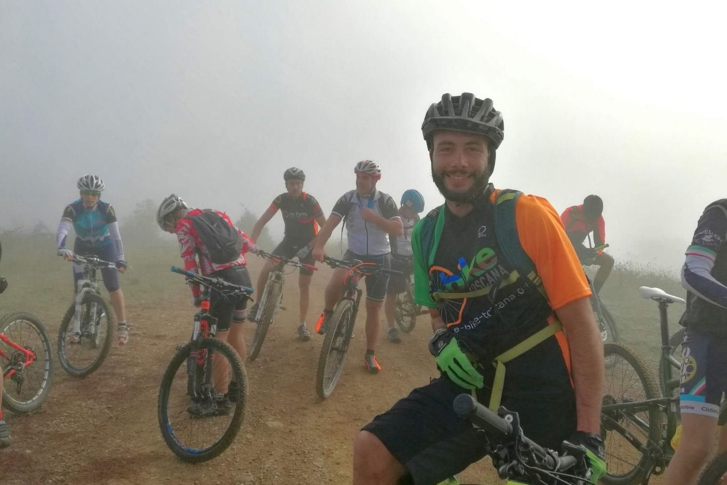 Tratto tecnico in mountain bike in un borgo