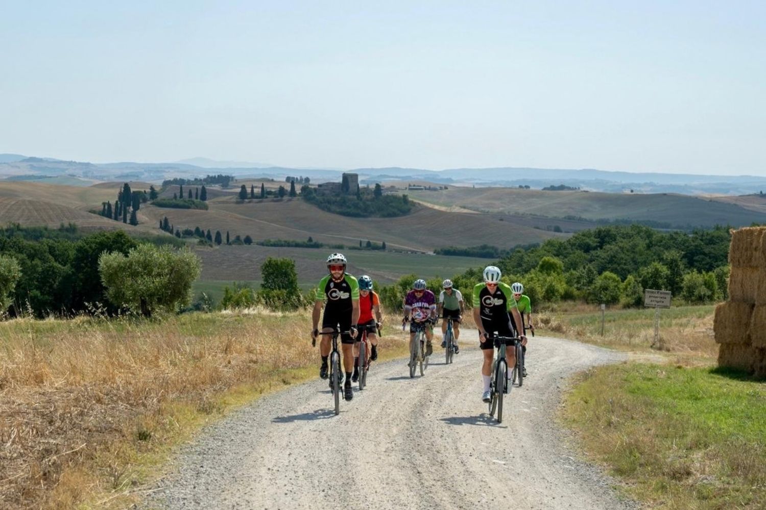 Bici da corsa lungo una via di campagna toscana