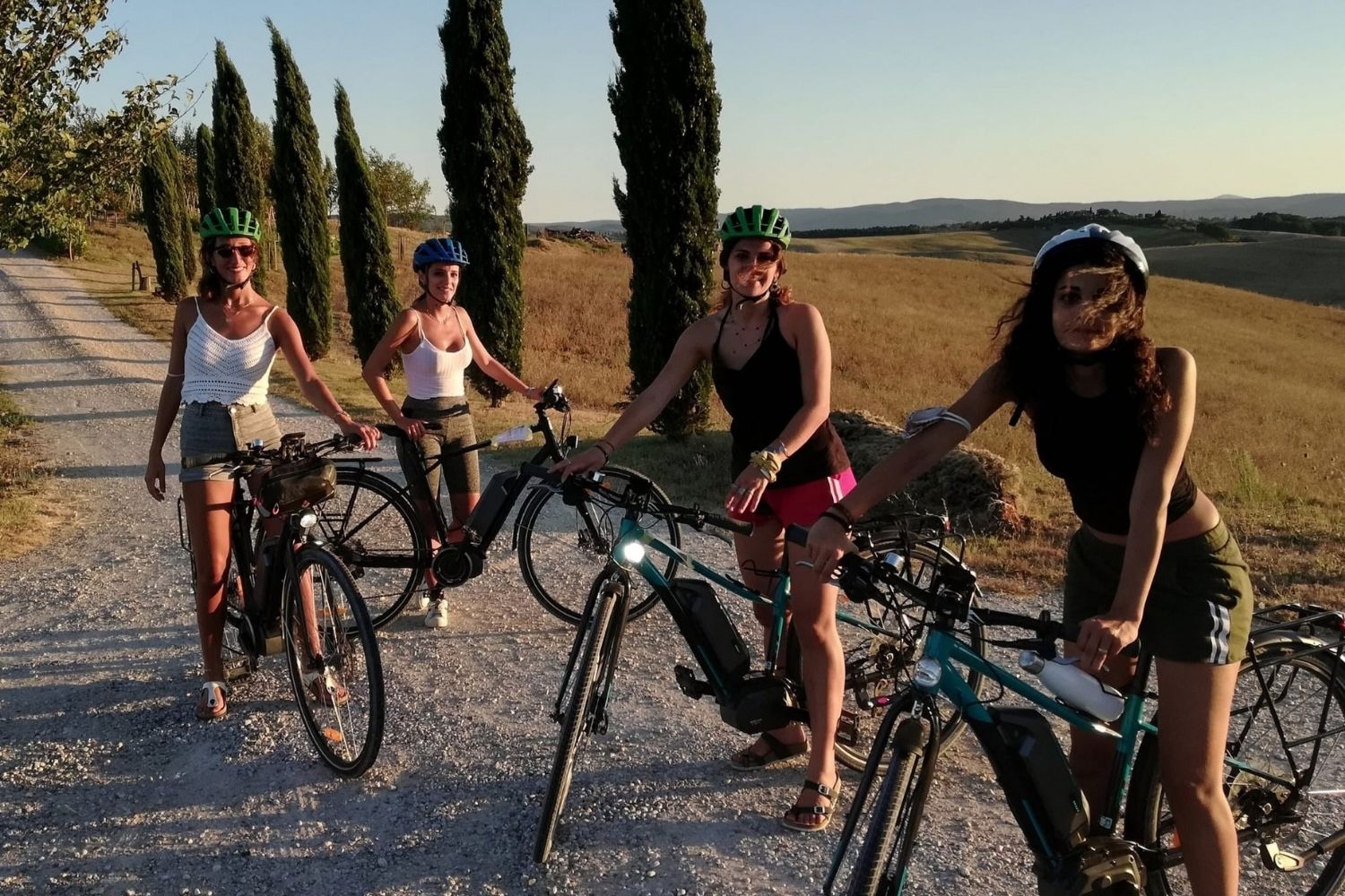 Pedalata al tramonto tra i campi delle Terre di Siena